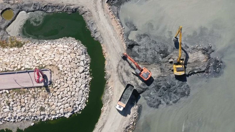Van Gölü’nde rekor düzeyde dip çamuru temizlendi

