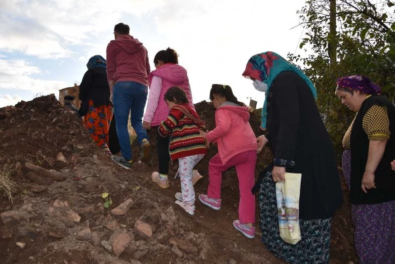 Toprakla kapatılan yolda mahalle halkı mağduriyet yaşıyor
