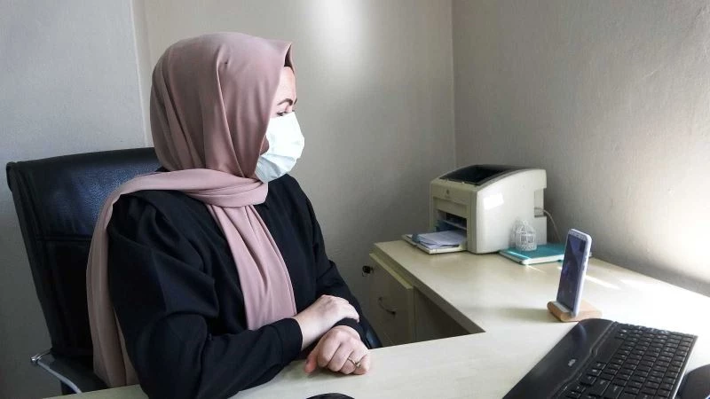 Bir tıbbı sekreter 2 bin kişiyi aşı olmaya ikna etti
