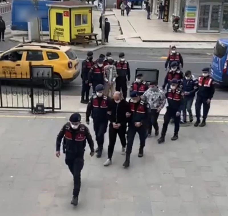 Okullarda satmak için motosiklet kaskıyla uyuşturucu sevkiyatına 2 tutuklama
