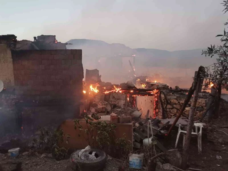 Bilecik’te kokutan yangın: Ahşap ev küle döndü
