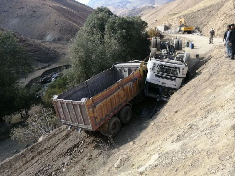 Başkale’de yolu sulayan tanker devrildi: 2 yaralı
