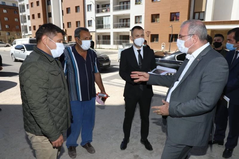 Vali Toraman  deprem konutlarını inceledi
