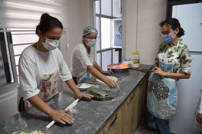 Aşçılık kursunda yemek yapmanın püf noktalarını öğreniyorlar
