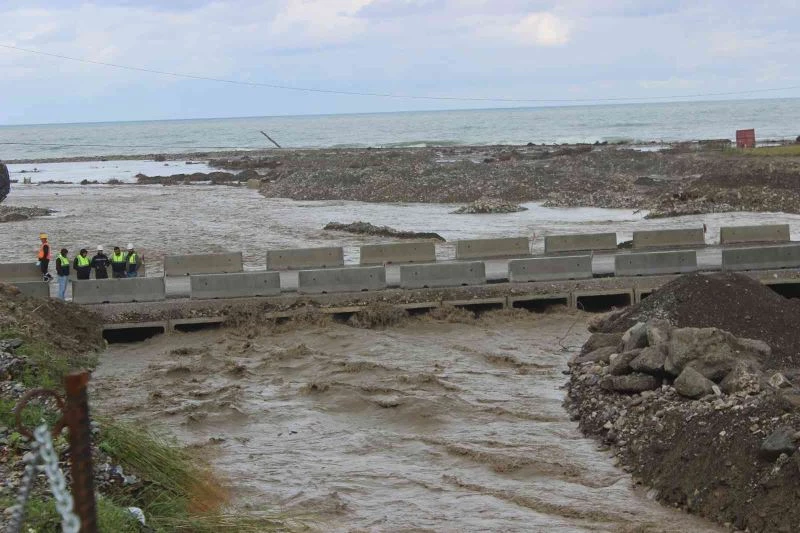 Kastamonu ile Sinop’u birbirine bağlayan geçici köprü, taşma noktasına geldi
