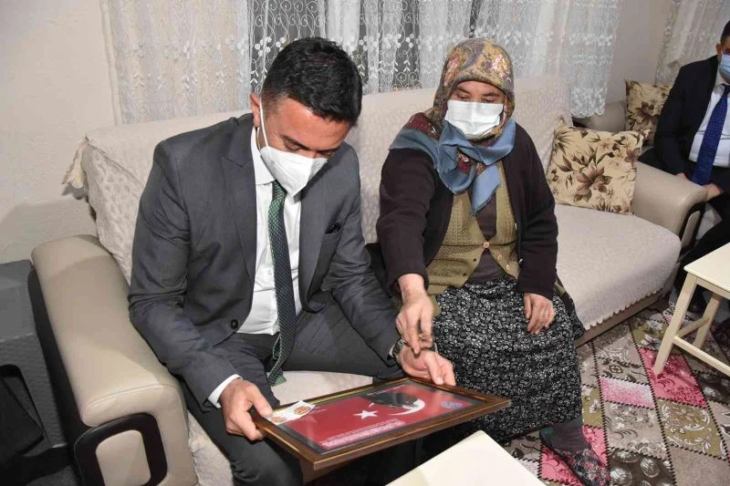 Vali Tekbıyıkoğlu, ayağının tozuyla şehit ailelerini ziyaret etti
