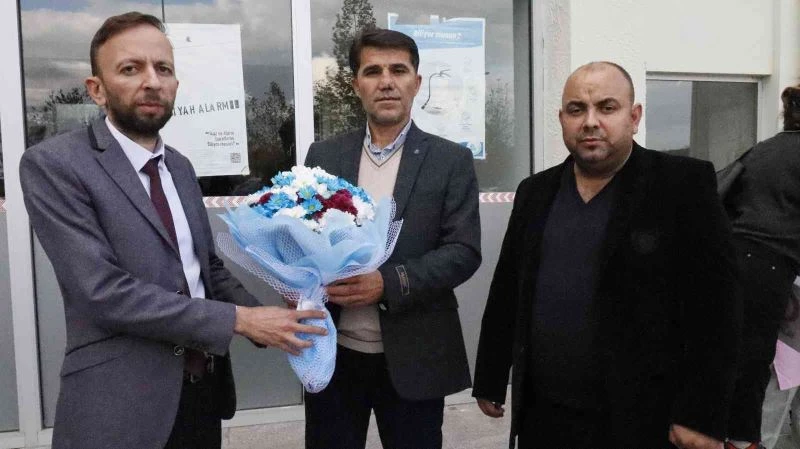 Hastanede güvenlik görevlisini bayıltana kadar böyle darp etti
