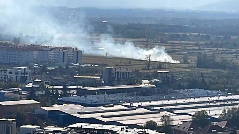 Rüzgarın etkisi ile yükselen dumanları, vatandaşlar söndürdü

