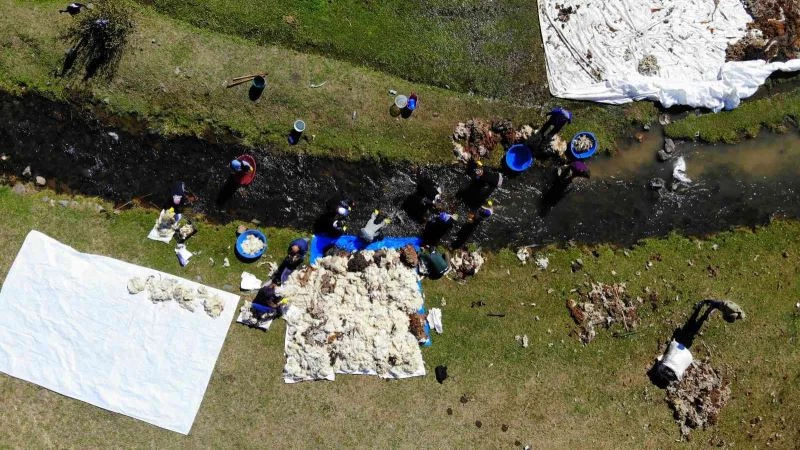 Bayburtlu kadınların derede yıkadıkları yünler ehram oluyor
