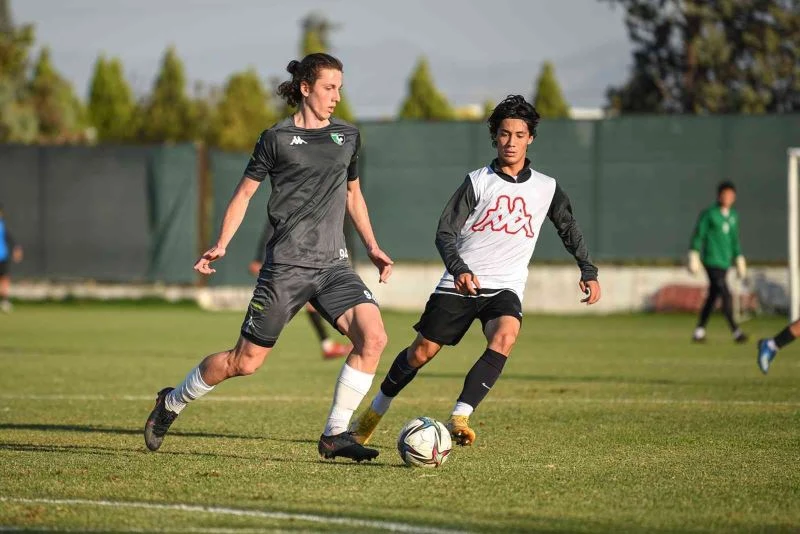 A Denizlispor, U19 takımıyla antrenman maçı yaptı
