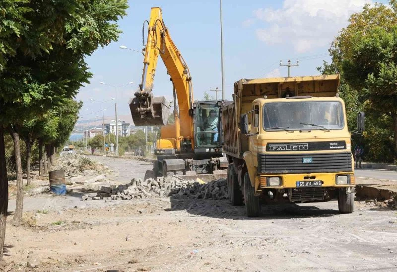 Van Büyükşehir, Gevaş’taki cadde yenileme çalışmalarına başladı
