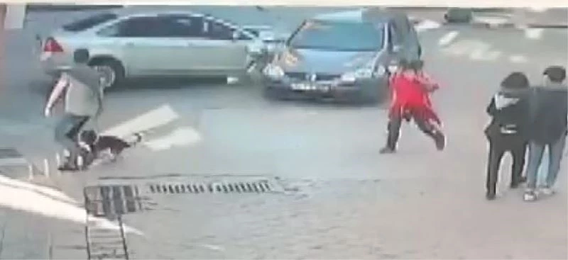 Dikkatsiz sürücülerin kaza anı güvenlik kamerasında
