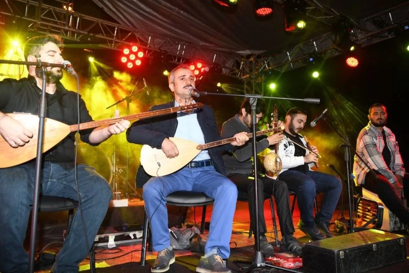 Sanatçı belediye başkanı sazın sesini duyunca kendisini sahneye attı
