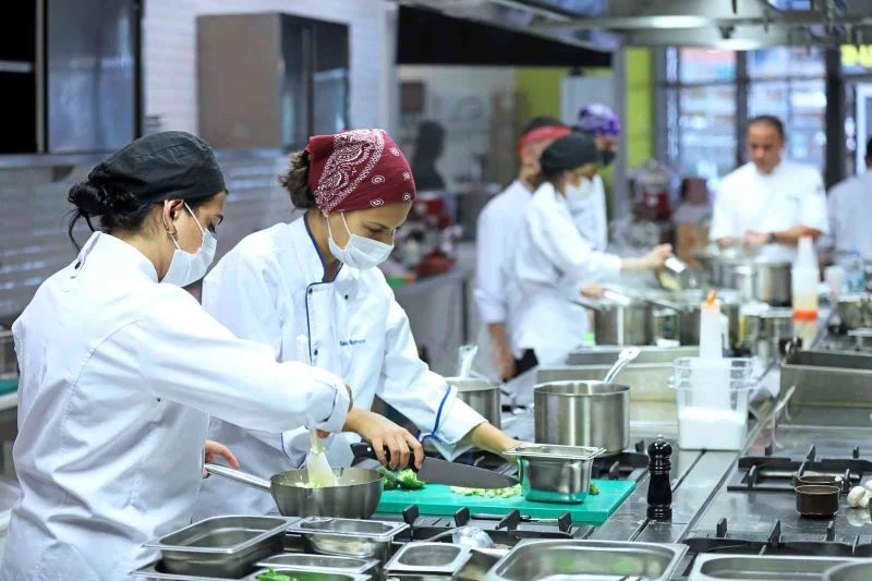 Gıda atıklarını yemeklerde kullanarak israfa dikkat çektiler
