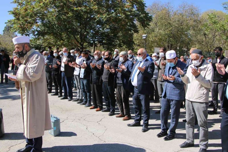 Kuraklığın etkisini gösterdiği Elazığ’da vatandaşlar yağmur duasına çıktı

