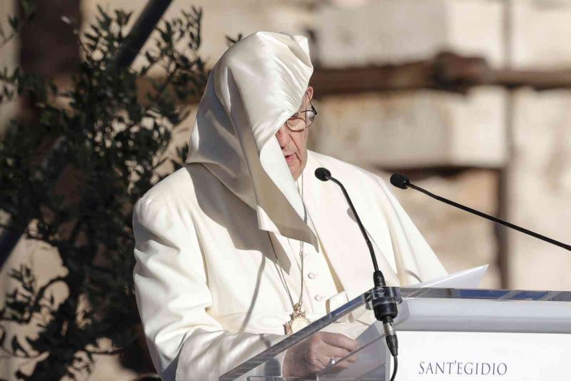 Papa’nın rüzgara karşı zor anları
