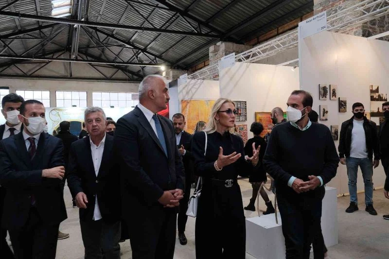 Bakan Mehmet Nuri Ersoy, eşi Pervin Ersoy’la birlikte 16. Contemporary İstanbul’u ziyaret etti