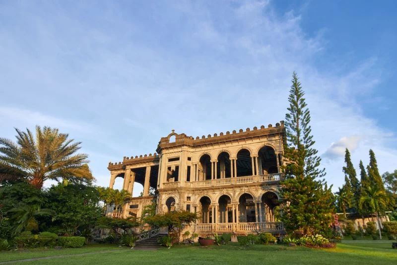 Kültürel miras niteliğindeki turistik yerlerde Filipin kültürü
