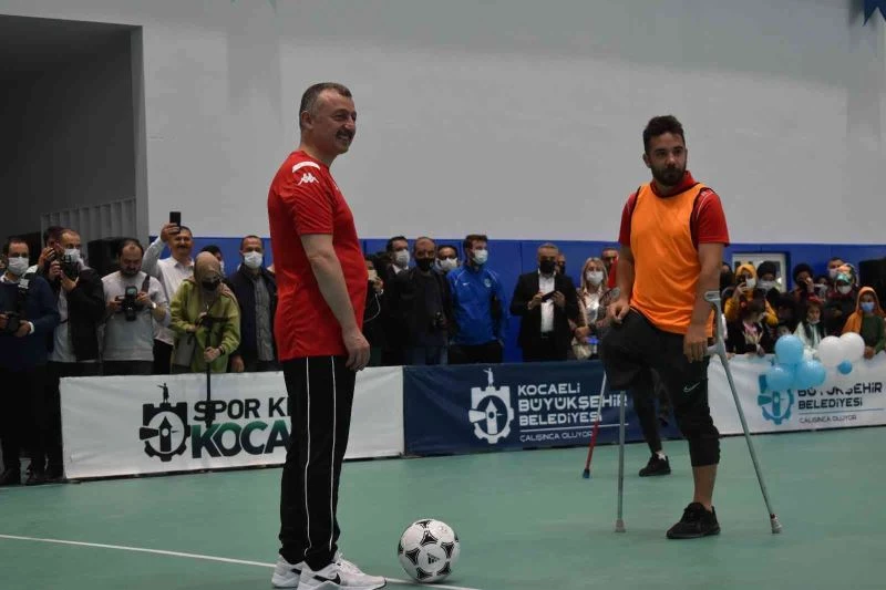 Belediye başkanı formasını giyip, Avrupa şampiyonu millilerle maç yaptı
