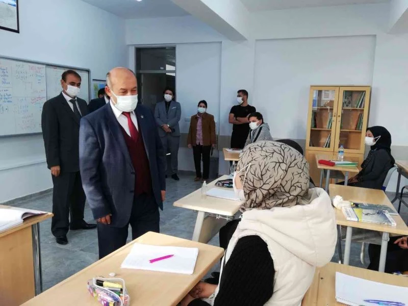 Müdür Başyiğit: “Çok okuyarak geleceğe emin adımlarla ilerlemelisiniz”
