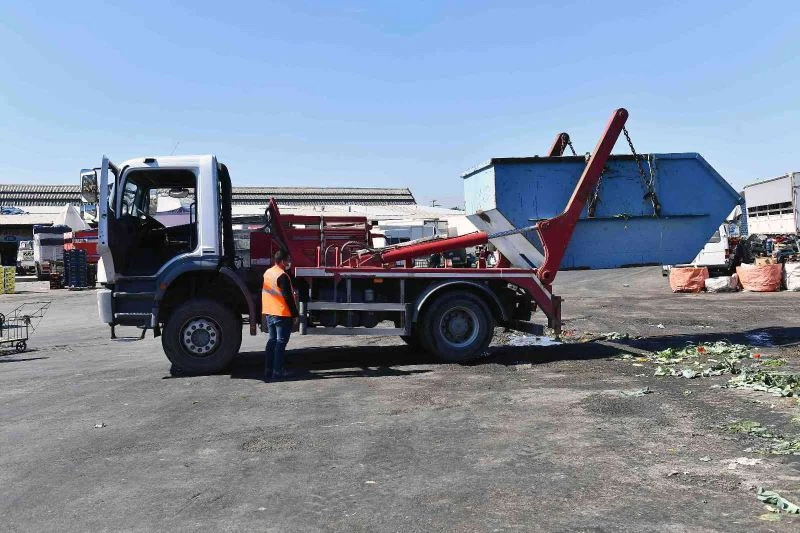 Halden toplanan atık yaş ve sebze ve meyveler gübre olarak toprağa dönüyor