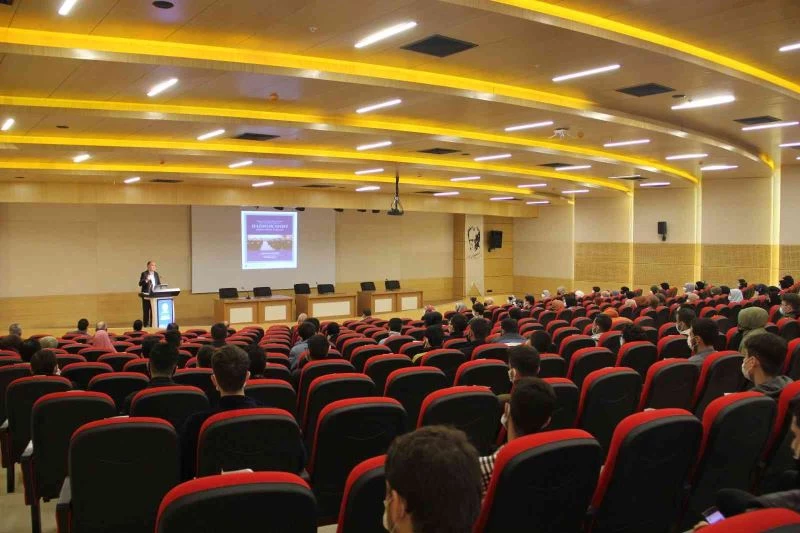 İlahiyat Fakültesi hazırlık sınıfları bilgilendirme toplantısı gerçekleştirildi
