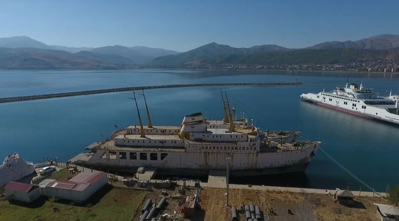 Van Gölü’ne indirilen ’Yüzen Otel’ tamamlanıyor
