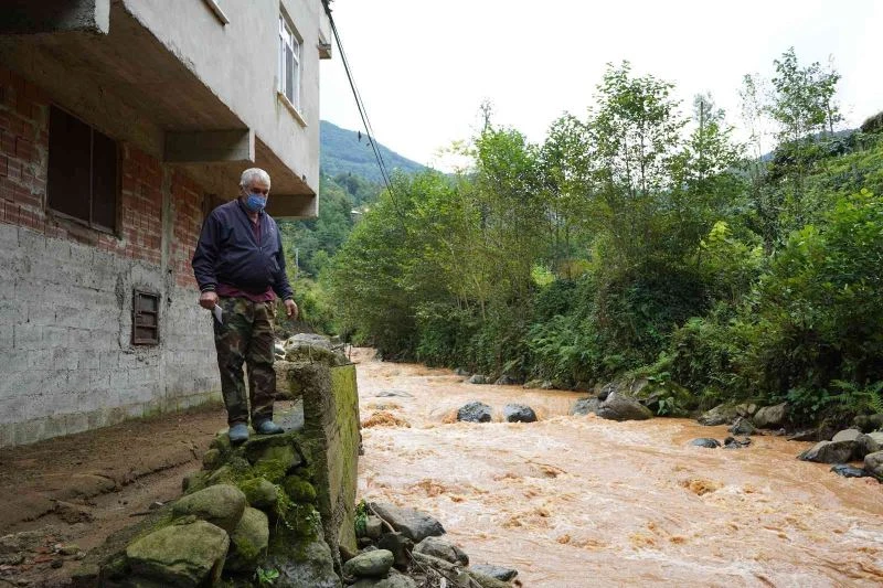 Şiddetli yağışlarda tek sığınakları evlerinin karşısındaki cami
