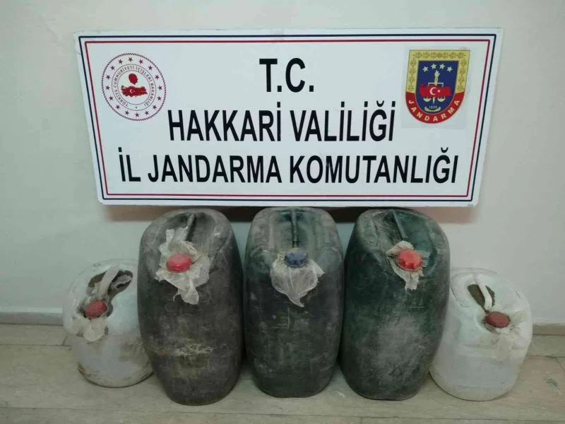 Yüksekova kırsalında 200 litre asit anhidrit maddesi ele geçirildi
