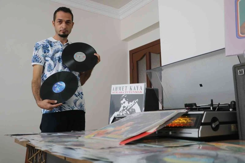 Dinlediği ve hayran kaldığı plak sesiyle 20 yılda 400 plak topladı
