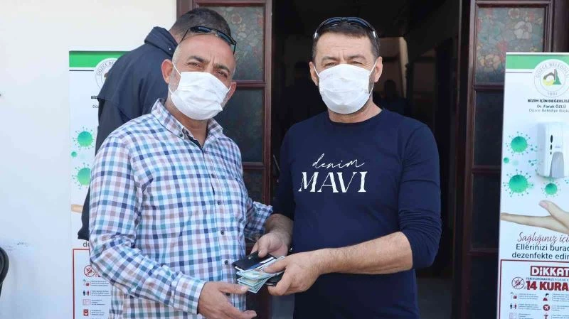 Tüm birikimini ATM’den çekip yere düşürdü bulununca dua etti
