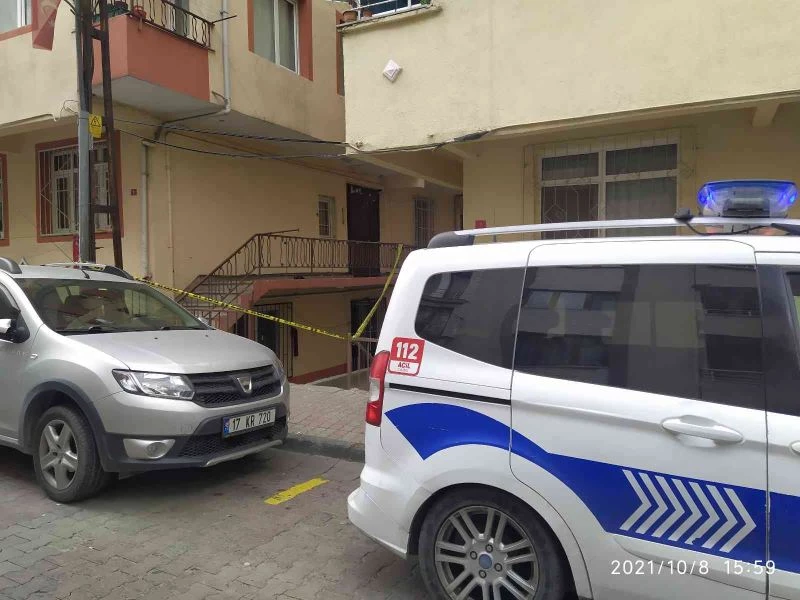 (Özel) Küçükçekmece’de yeni nişanlanan genç merdivenlerde ölü bulundu
