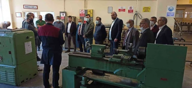 Gediz’de sanayici ve işadamlarından meslek lisesine ziyaret
