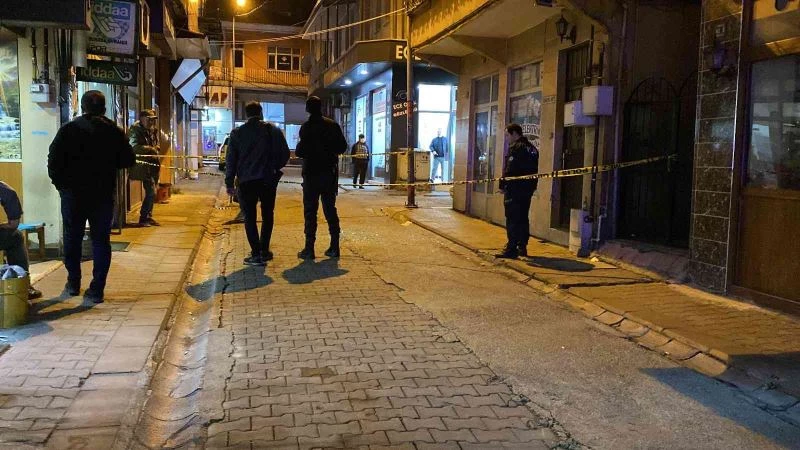 Silahla çevreye ateş açıp işyerinin camlarına zarar verdi
