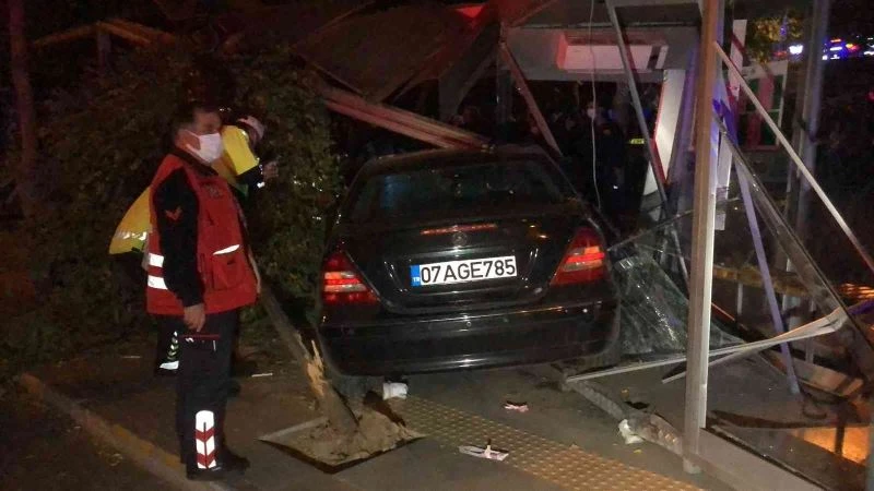 Isparta’da otomobil, otobüs durağına daldı: 5 yaralı
