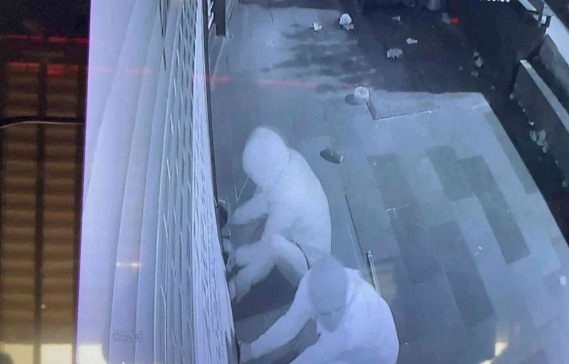 (Özel) Etiler’de bulunan lüks saatçiyi soyma girişimi kamerada
