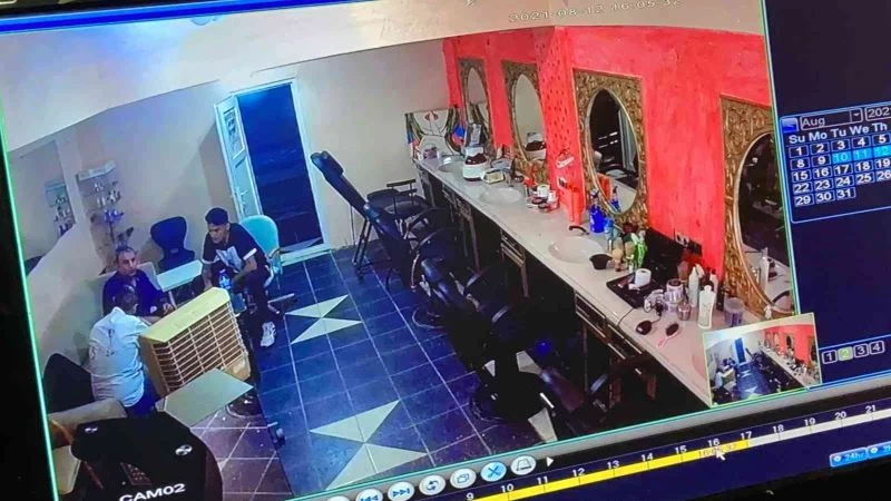 (Özel) İstanbul’da kuaförde dehşet anları: Arkadaşını defalarca bıçakladı
