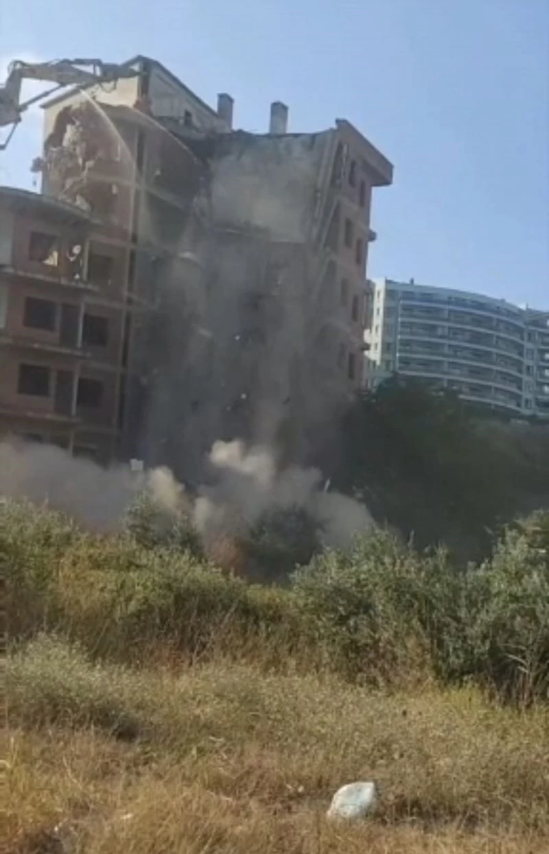 Kepçe operatörünün yıkmak istediği bina kendisi yıkıldı
