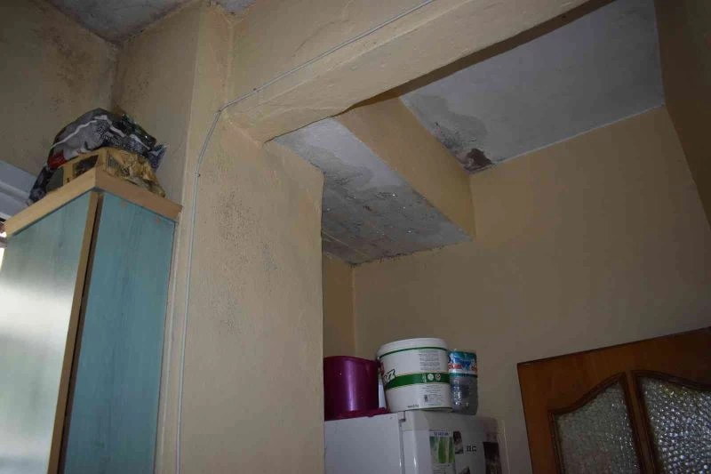 Komşusunun giderleri kerpetenle kapattığı aile lağım kokusu içinde yaşıyor
