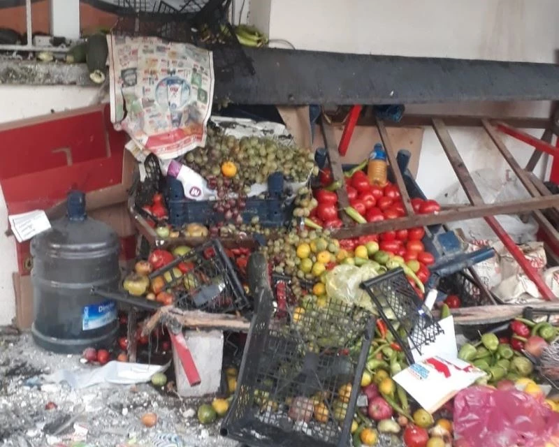  Alkollü sürücü polisten kaçarken otomobili mahalle bakkalına daldı
