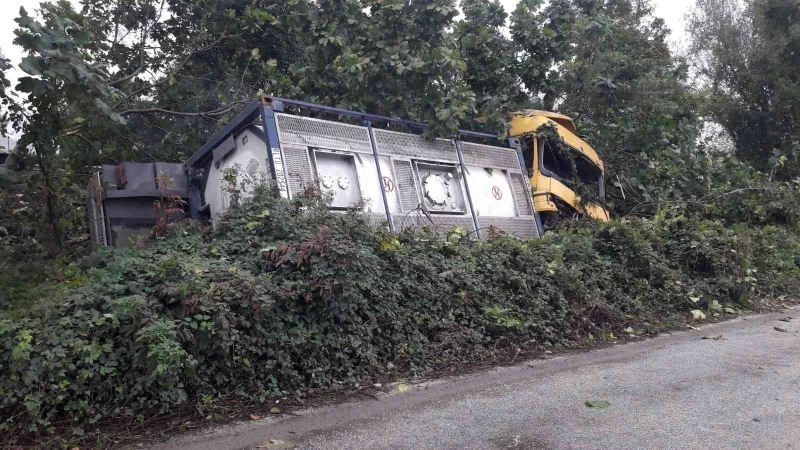 TEM’de asit yüklü tır devrildi: 1 yaralı
