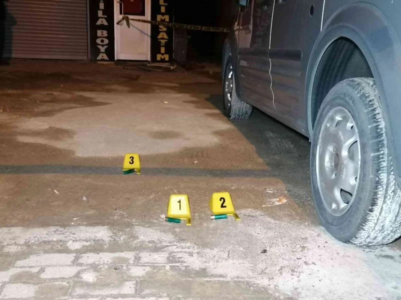 Kepenkleri kapalı dükkanın içinde başına isabet eden saçmayla yaralandı
