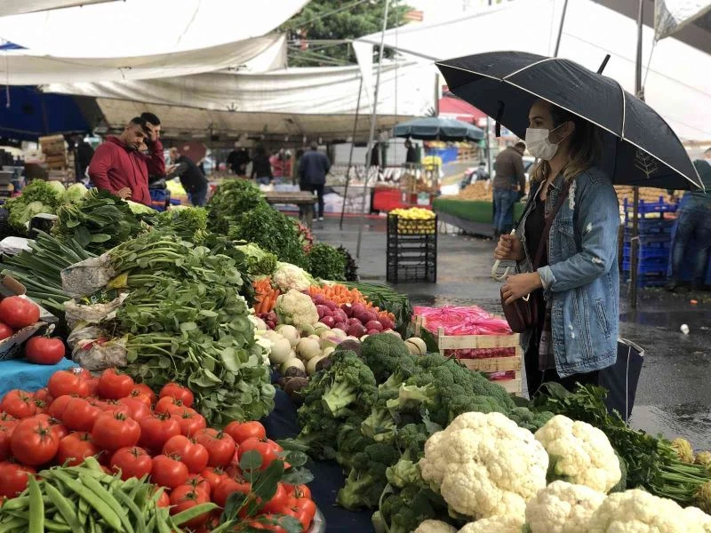 Yağmurlu hava semt pazarlarını olumsuz etkiledi
