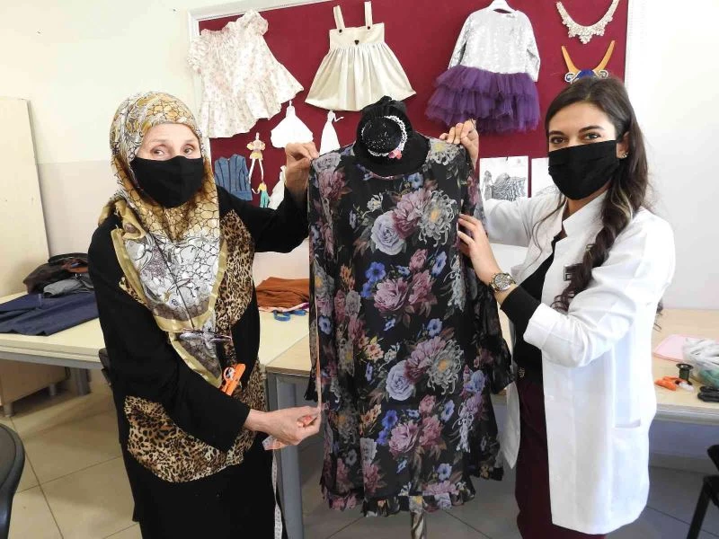 Kadınlar elbiselerini hem ucuza mal ediyor hem de gelir sağlıyor
