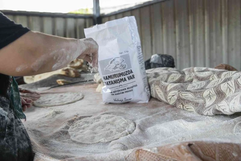 Büyükşehir Belediyesi, 64 bin aileye 640 bin kilogram un dağıttı
