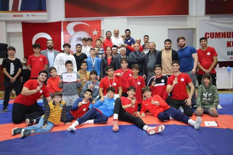 Bayraklı’nın çocukları güreş müsabakalarına damga vurdu
