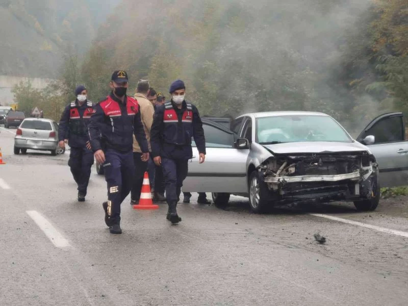Kaygan yol kazayı beraberinde getirdi
