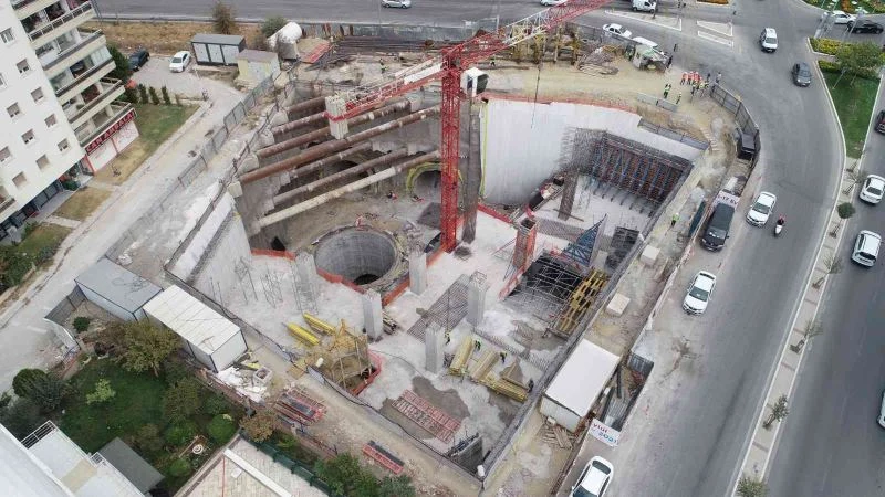 Fahrettin Altay-Narlıdere Metrosu’nda sıra istasyonlarda
