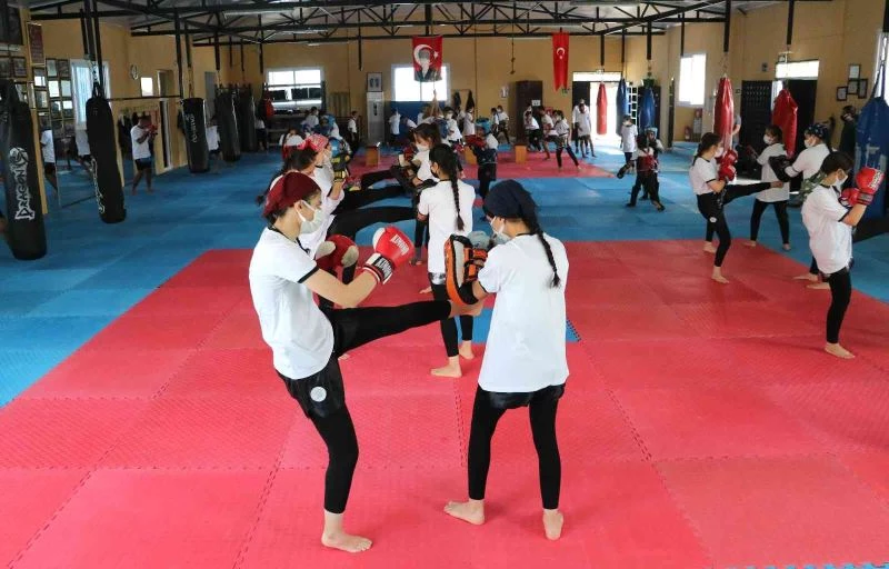 Muaythai sporuyla hayata tutunan çocuklardan muhteşem başarı

