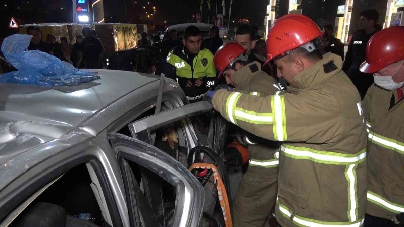 Emniyet şeridini kullanan alkollü sürücü tıra çarptı: 1’i polis, 3 yaralı
